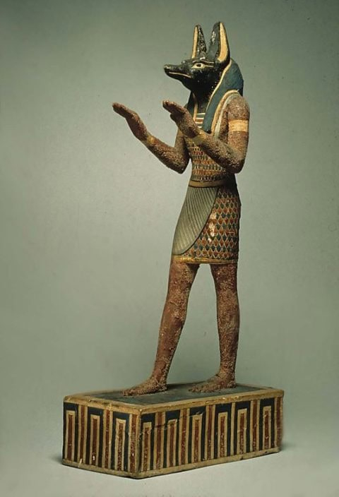 Statue égyptenne assse Anubs La statue de l'ancen deu égypten Anubs, deu des enfers d